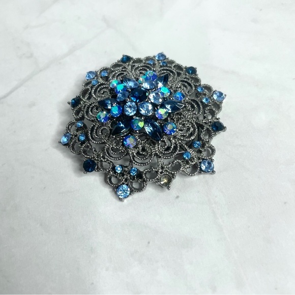 Elegant Blue Rhinestone Floral Filigree Scarf Clip 2 1/4" Diameter Vintage - Picture 3 of 7